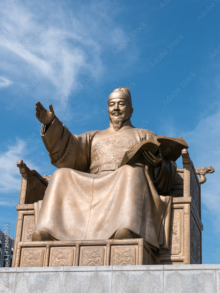 Fototapeta premium Statue of King Sejong at the Gwanghwamun square (光化門広場 世宗大王像) in Seoul, Korea