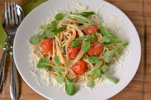 паста с помидорами черри. Итальянские спагетти с помидорами и салатом корн