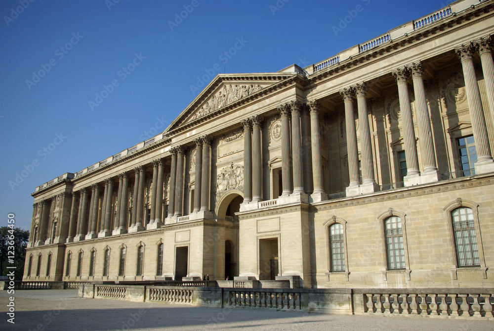 Façade du palais du Louvre à paris, France