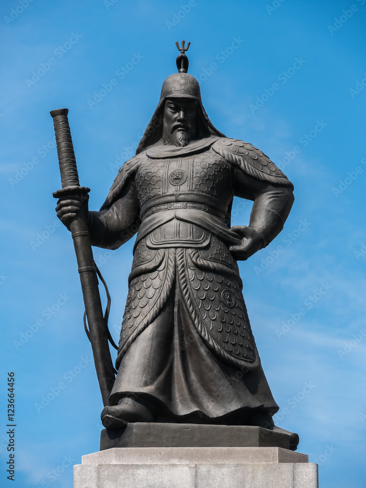 Naklejka premium The statue of the Admiral Yi Sun-sin at the Gwanghwamun square (光化門広場 李舜臣将軍像) in Seoul