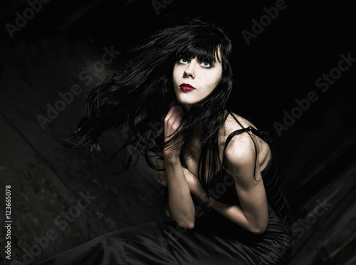 Φωτογραφία Portrait of beautiful goth girl among the dark