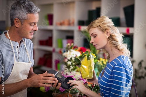 Woman making payment with her credit card to florist © WavebreakmediaMicro