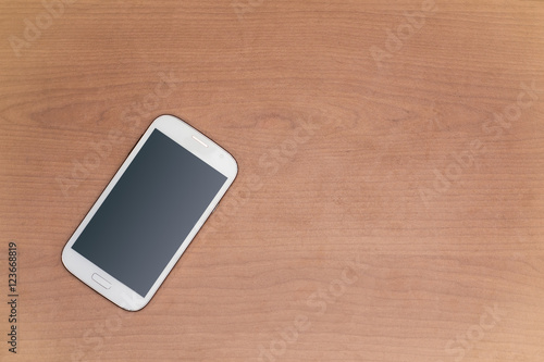 Smartphone teléfono móvil en espacio en blanco, aislado en mesa.