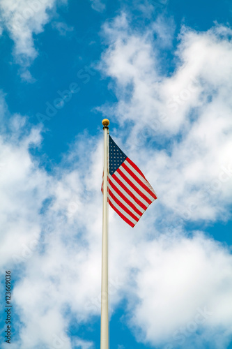 Flaga USA powiewa na wietrze. 