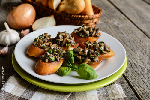 Fried baguette with mushrooms, garlic and herbs