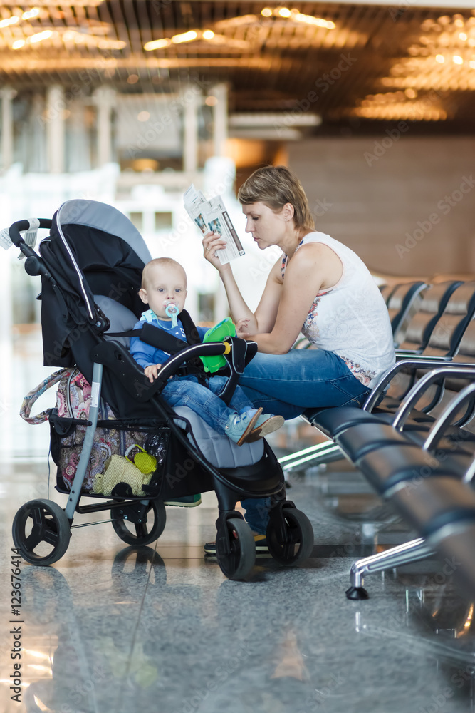 Obraz premium Mom and infant waiting for his flight at the airport