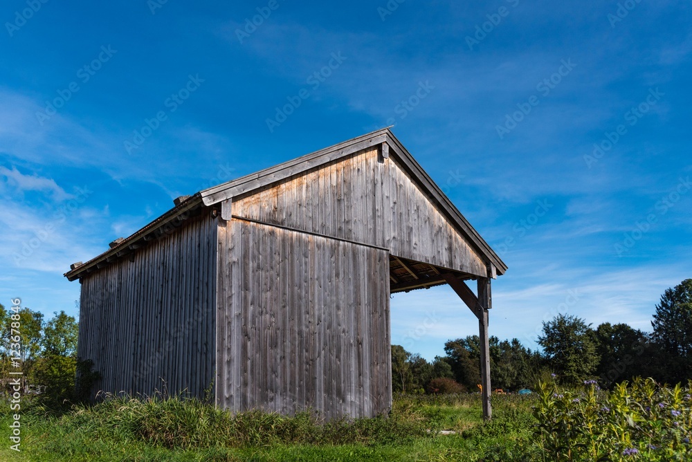 Holzschuppen vor blauem Himmel Holzschuppen vor blauem Himmel