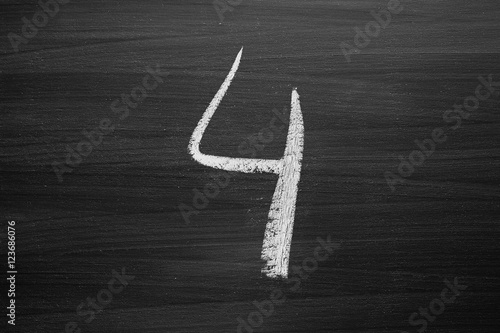 Quadro em tela number four enumeration written with a chalk on the blackboard