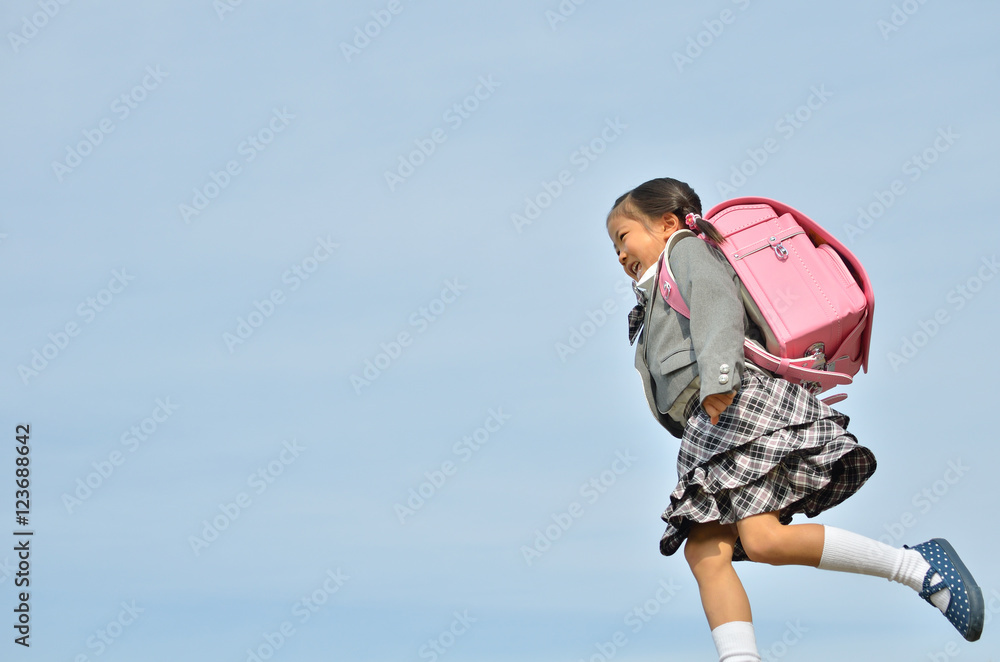 走る新一年生(女の子、フォーマルスーツ)