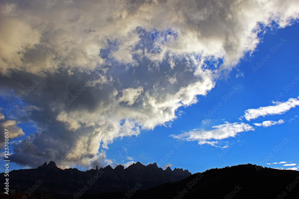 Cielo nublado con la silueta de la montaña de Montserrat en Cataluña, España