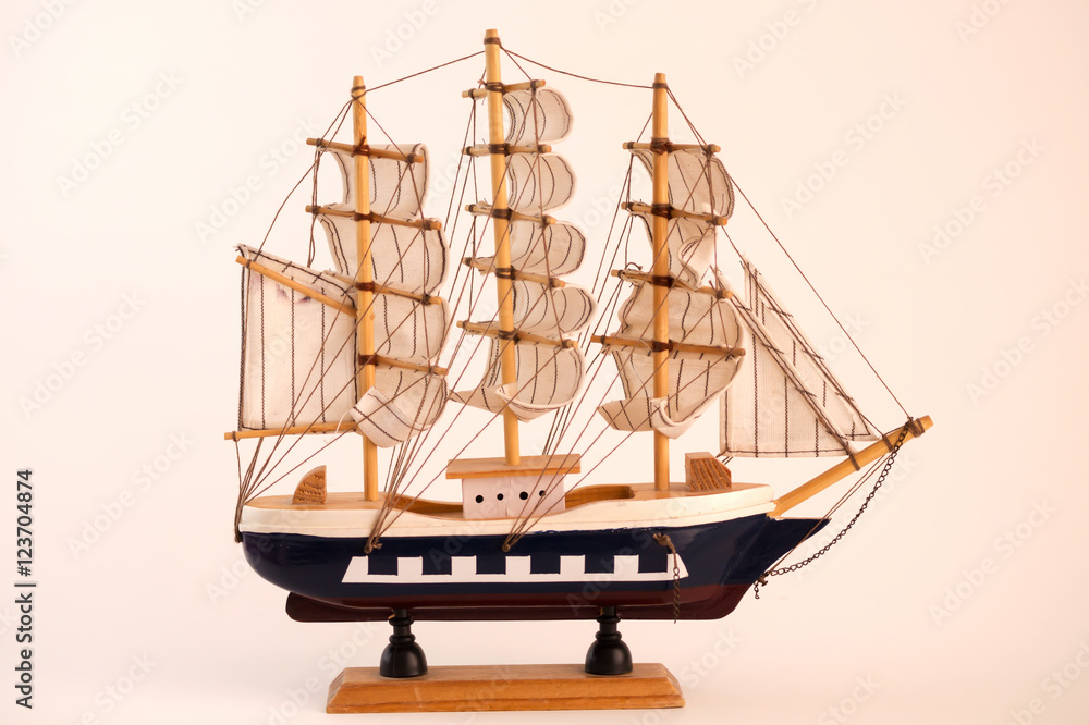 Ahşap yelkenli gemi oyuncak modeli