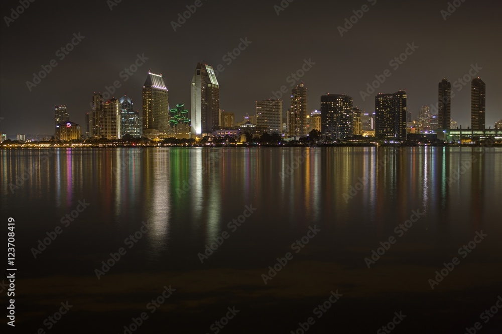Fototapeta premium Reflections of the skyline of San Diego in the water.