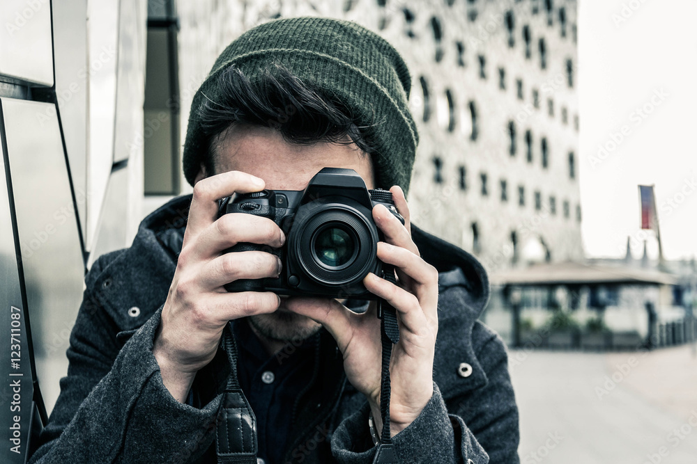 Ritratto di un uomo giovane e caucasico, mentre scatta una foto con la sua macchina fotografica, in vacanza. Ritratto di un uomo giovane e caucasico, mentre scatta una foto con la sua macchina fotografica, in vacanza.