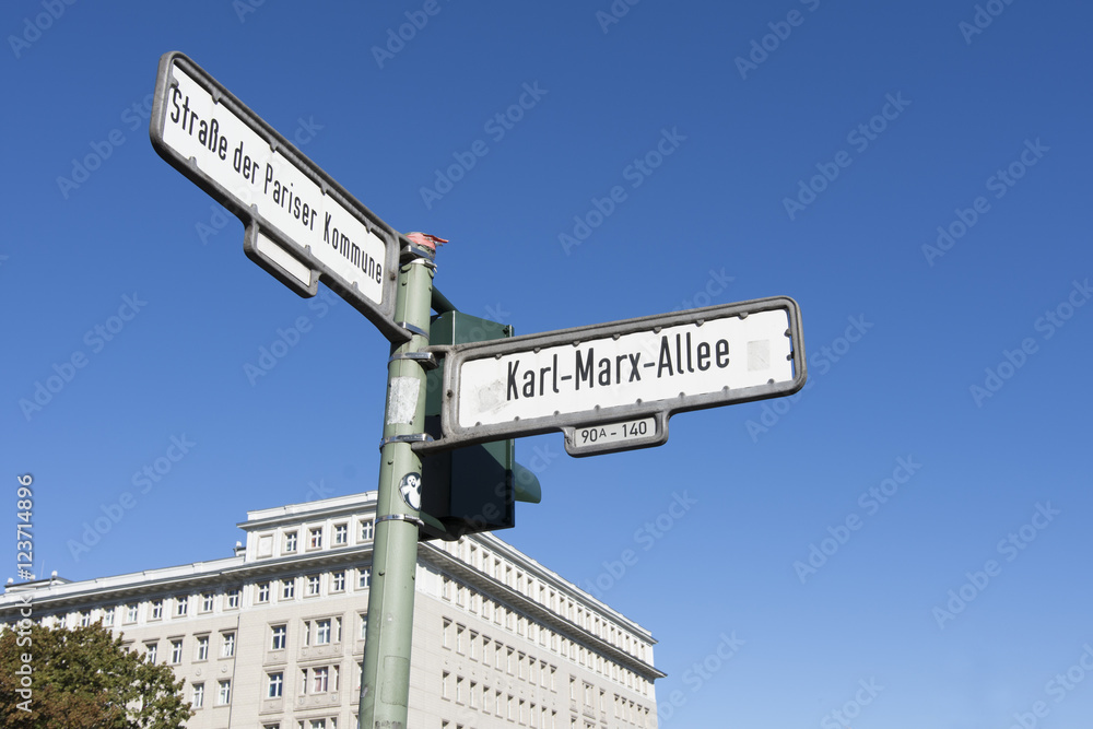 Obraz premium Karl Marx Allee crossway signs
