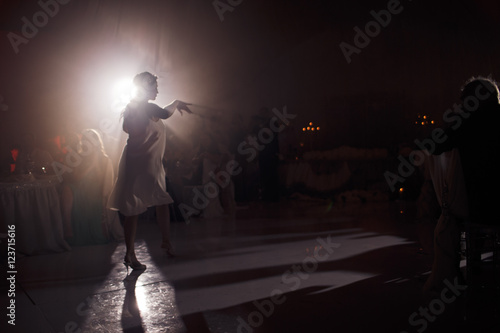 Obraz na płótnie The bride dancing on the dancefloor