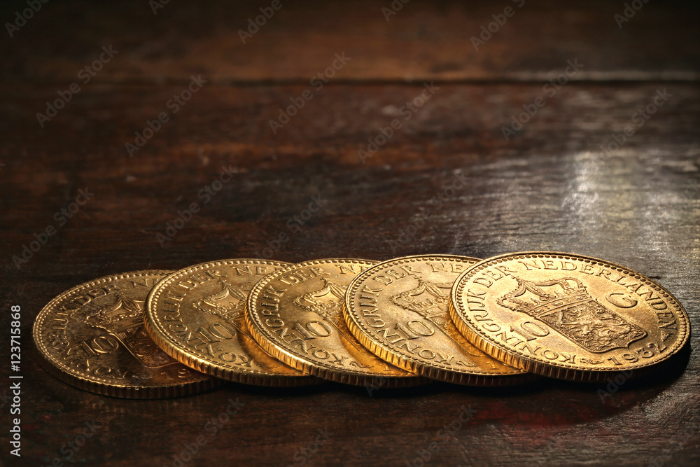 Niederländische Wilhelmina Goldgulden auf rustikalem Holztisch Niederländische Wilhelmina Goldgulden auf rustikalem Holztisch