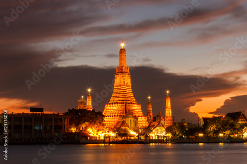 Wat Arun Buddhist religious places in twilight time, Bangkok, Thailand © Southtownboy Studio