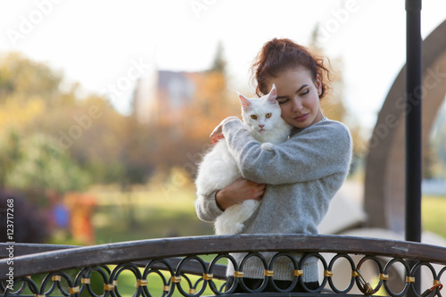 Fotografía young lady with Maine Coon cat