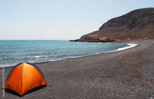 Fuerteventura, Isole Canarie: una tenda arancione sulla spiaggia nera di Pozo Negro, piccolo villaggio di pescatori al centro dell'isola, il 6 settembre 2016