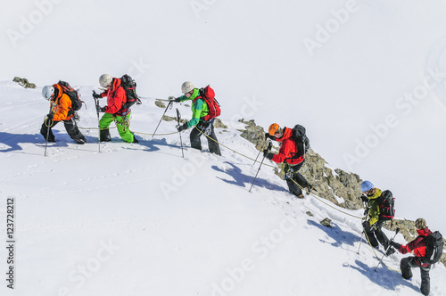 Bergführer mit Gruppe im hochalpinen Bereich
