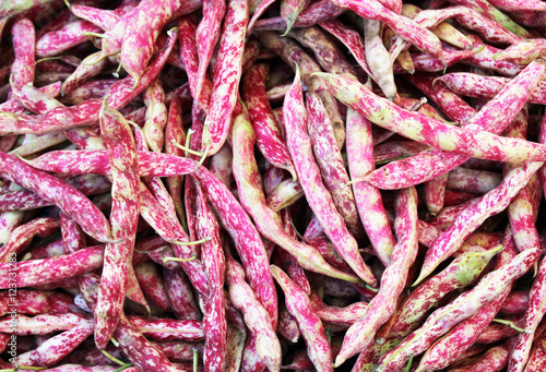 fagioli borlotti con guscio su banco--borlotti beans with shell on bench