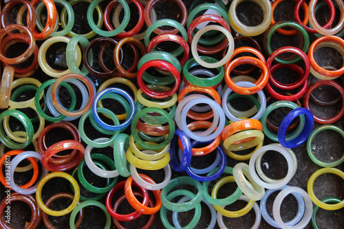 gruppo di anelli in scatola di varie misure--group of rings canned in various sizes