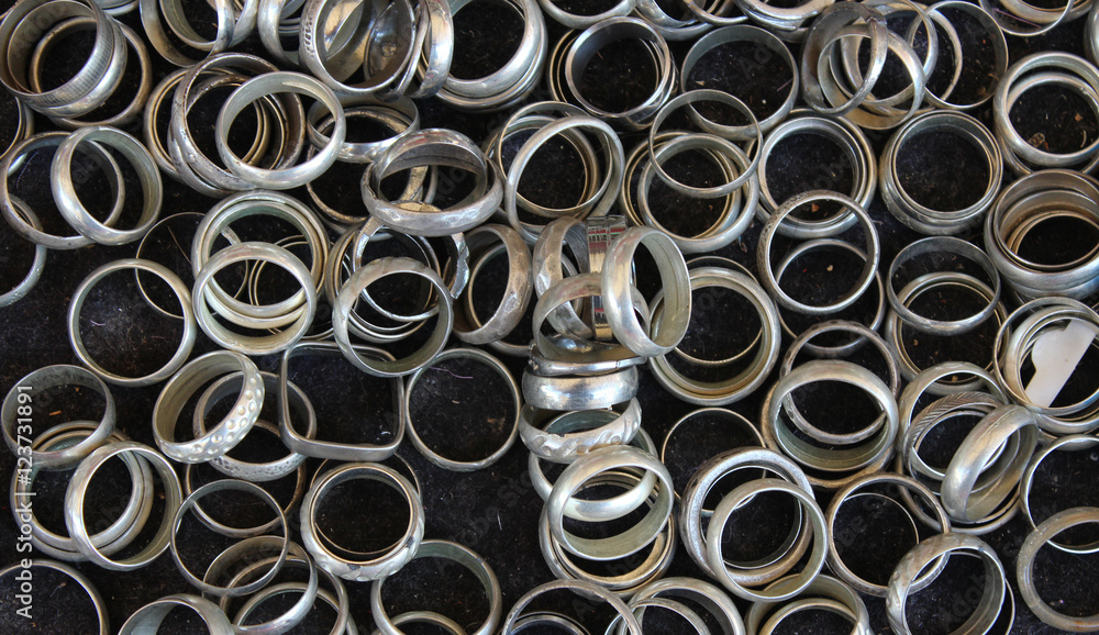 gruppo di anelli in scatola di varie misure--group of rings canned in various sizes gruppo di anelli in scatola di varie misure--group of rings canned in various sizes