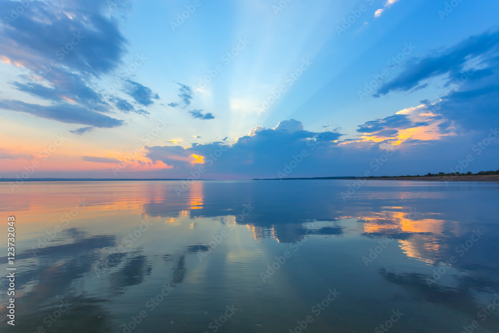 Naklejka premium evening cloudy sky reflected in a lake