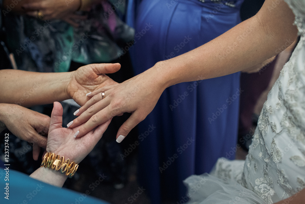 Obraz premium Bride is showing a wedding ring to the guests
