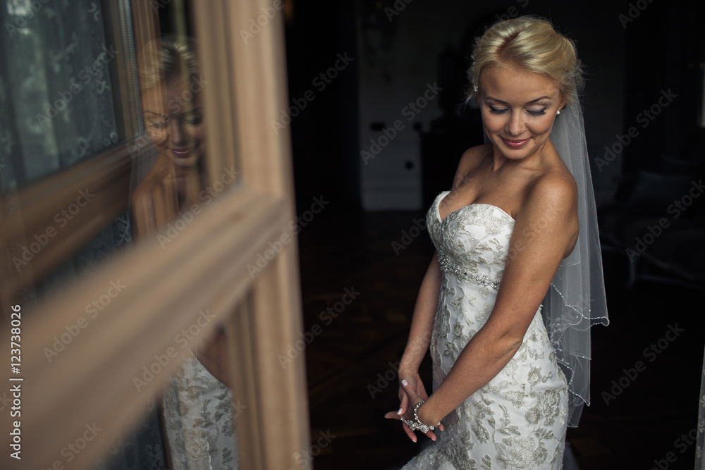 Naklejka premium Young bride in the wonderful wedding dress