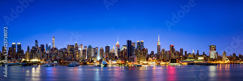 New York City Skyline Panorama als Hintergrund © eyetronic