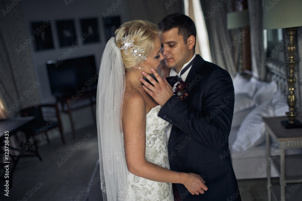Naklejka premium Emotional newlyweds in the sophisticated hotel room