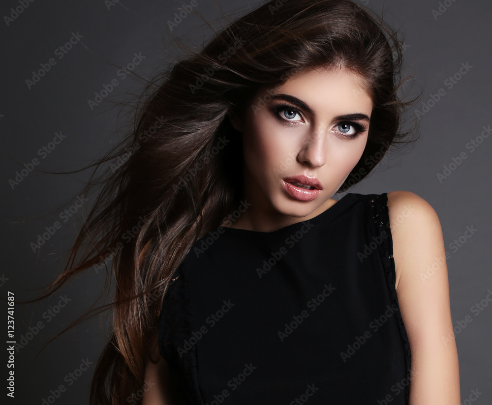 Obraz premium beautiful girl with dark hair and bright makeup in elegant dress