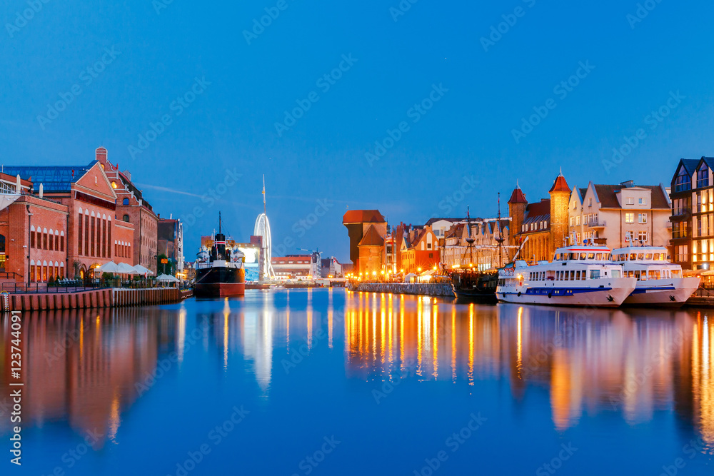 Obraz premium Gdańsk. Centralny nasyp nocą.