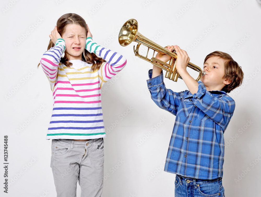 Wunschmotiv: Kleiner Bruder ärgert seine Schwester mit der Trompete und provoziert sie mit Krach #12