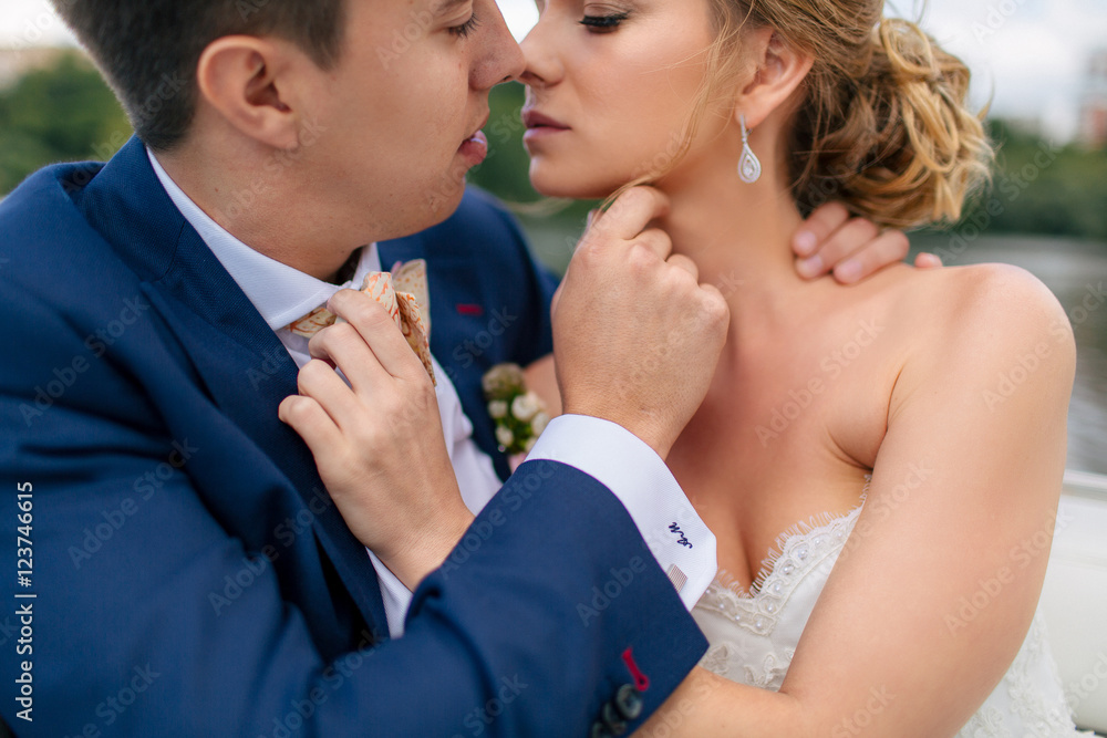 Naklejka premium Romantic moment of a couple on the boat in the wedding day