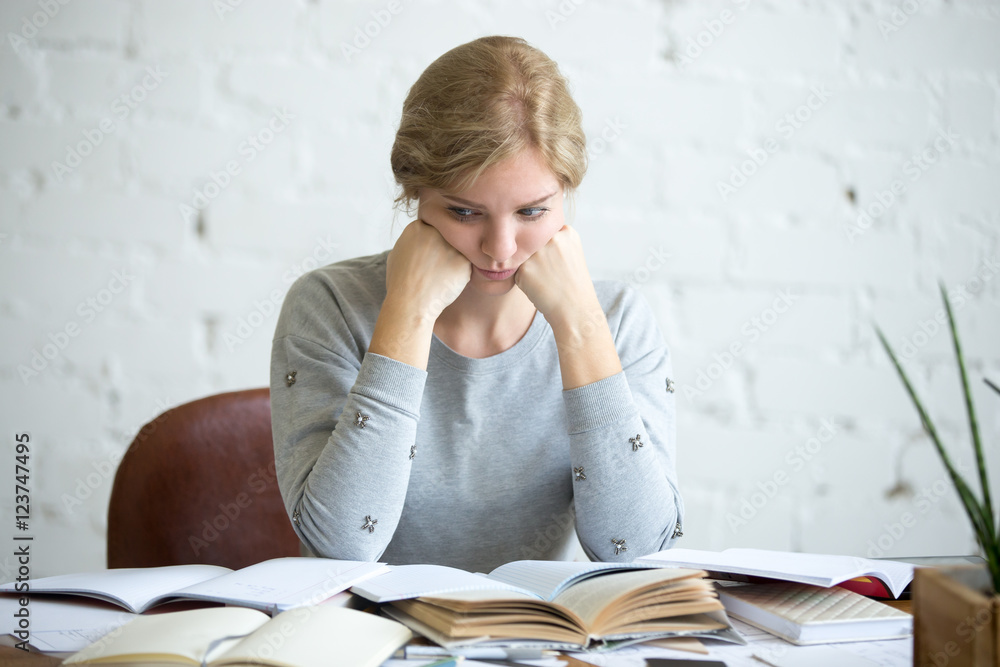 Φωτογραφία Portrait of a tired student woman sitting at the desk, lifestyle