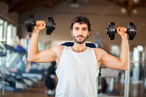Man training in a gym © Minerva Studio