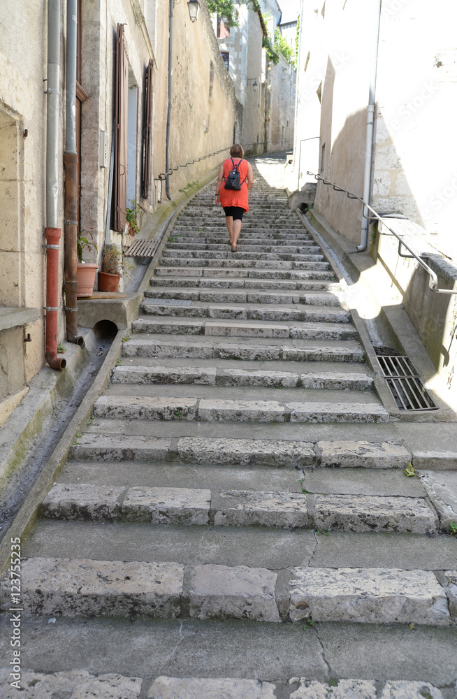 Frau auf einer Treppe in Blois, Frankreich