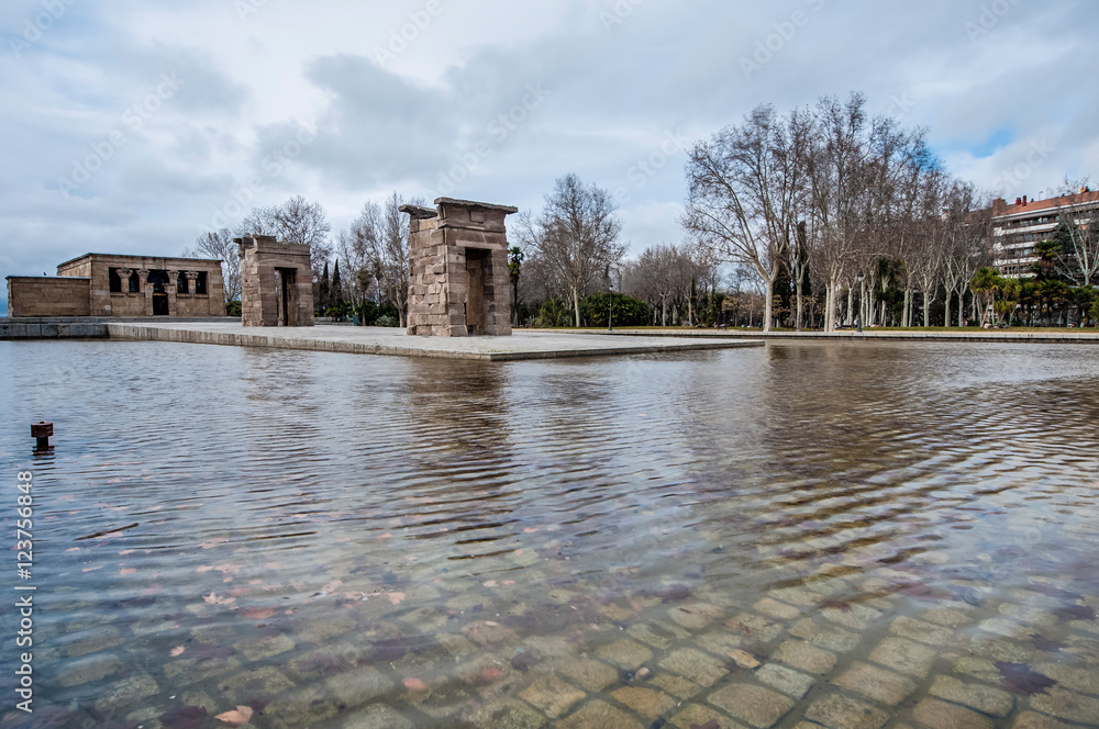 Obraz premium The Temple of Debod in Madrid, Spain.