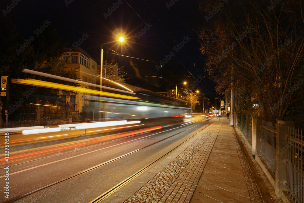 Nachtaufnahme Straßenbahn in Bewegung
