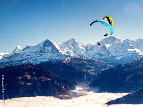 Paragliding über den Wolken, Berner Oberland, Schweiz
