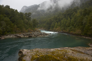 Papier peint photo Rivière Rivière Futaleufu sous brume chilienne  © JeremyRichards
