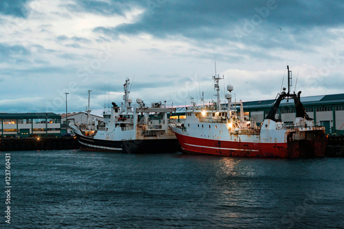 Fischerboote im Morgengrauen im Hafen