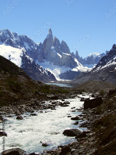 Fluss vor dem Cerro Torre in Patagonien, Argentinien, Nationalpark Los Glaciares