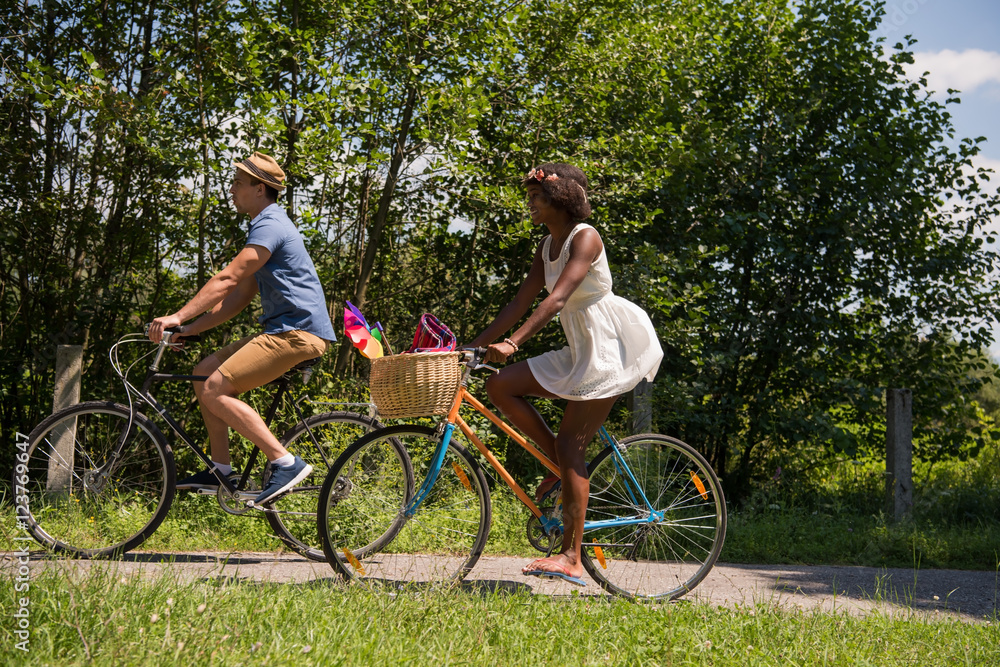 Obraz premium Young multiethnic couple having a bike ride in nature