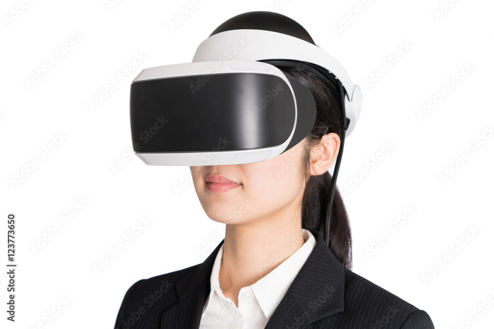 VRヘッドセットを装着したビジネスウーマン VRヘッドセットを装着したビジネスウーマン