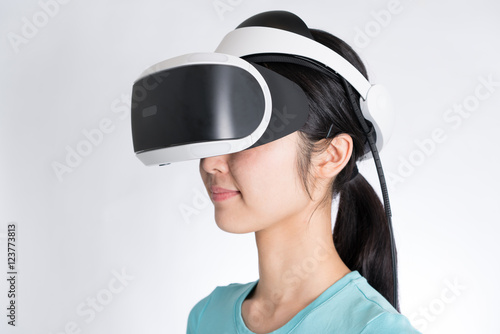 VRヘッドセットを装着した女性