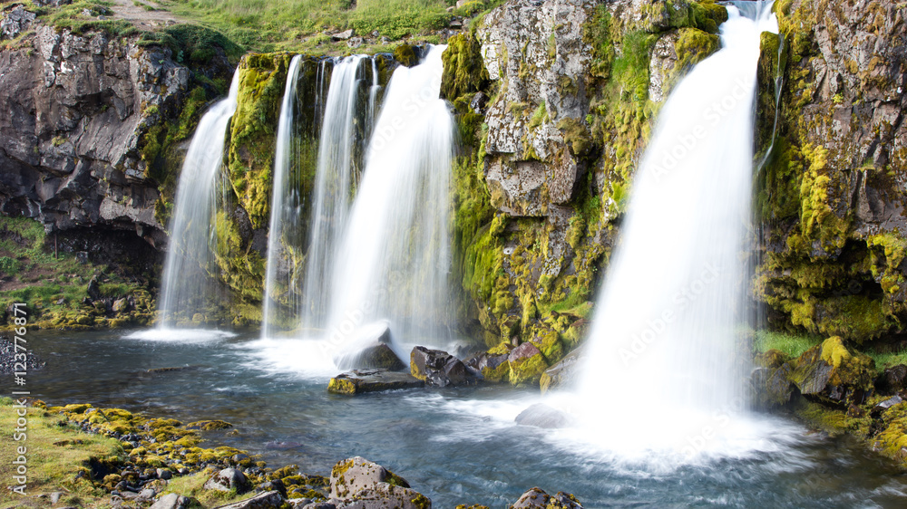 Obraz premium Kirkjufellsfoss waterfall near the Kirkjufell mountain