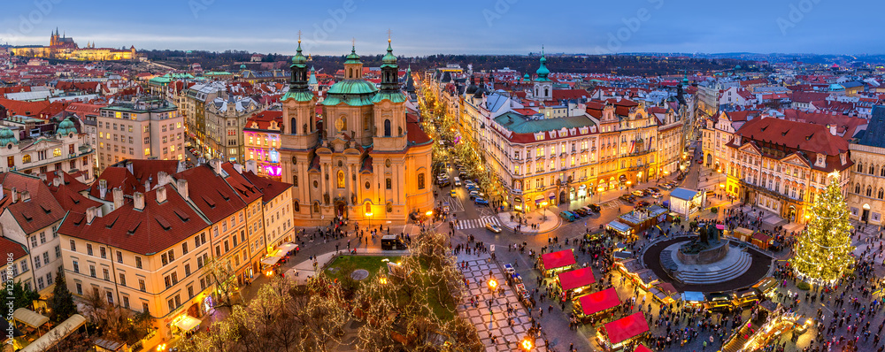 Naklejka premium Panorama Starego Miasta w Pradze w czasie Bożego Narodzenia.